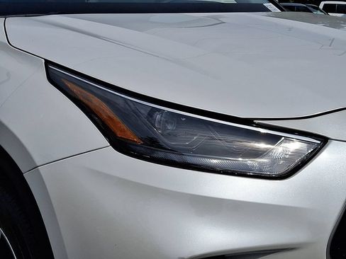 Used 2023 Toyota Highlander XLE AWD/4WD image 9