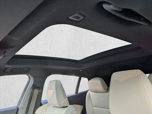 Certified 2025 BMW X2 xDrive28i w/ Premium Package image 15