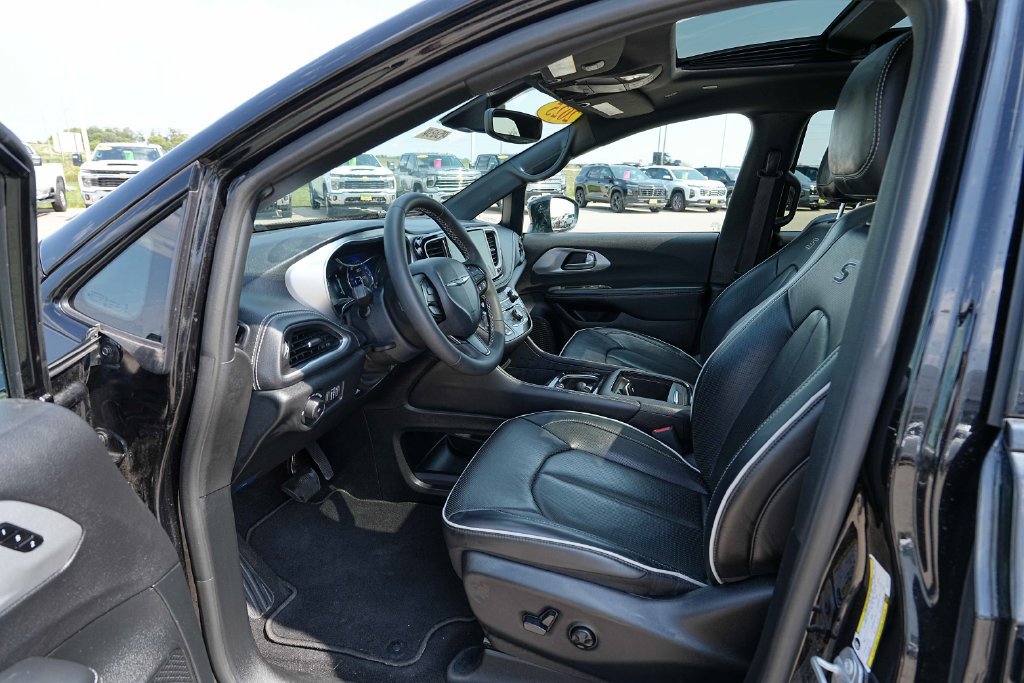 Used 2025 Chrysler Pacifica Limited FWD image 17