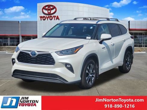 Used 2020 Toyota Highlander XLE AWD/4WD image 3