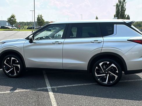 Used 2022 Mitsubishi Outlander SE image 12