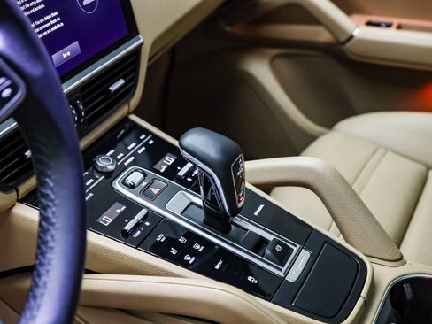 Used 2022 Porsche Cayenne Platinum Edition image 27