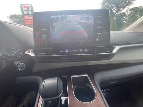 Used 2024 Toyota Sienna XLE FWD image 21