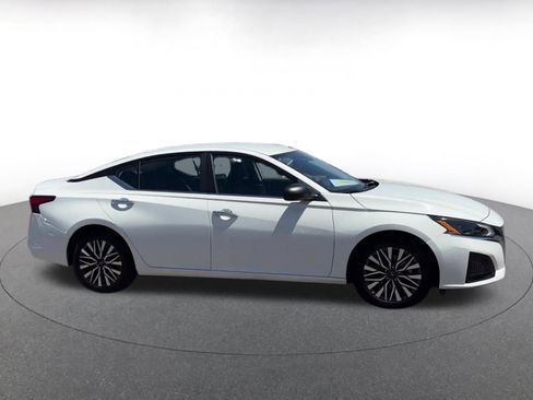 Used 2025 Nissan Altima 2.5 SV FWD image 16