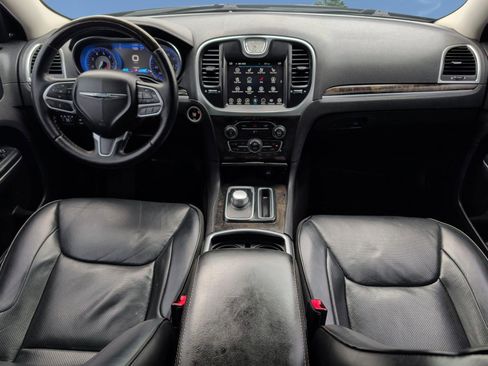 Used 2017 Chrysler 300 C RWD image 27