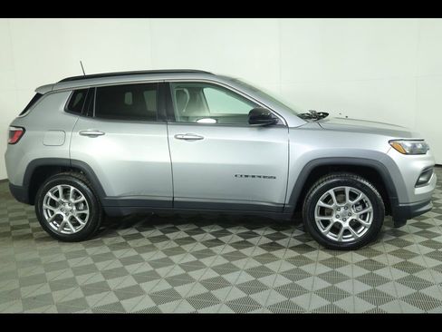 Used 2022 Jeep Compass Latitude image 2