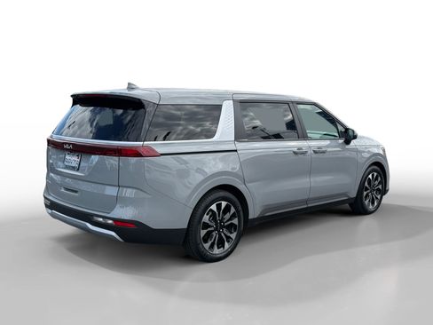 Used 2024 Kia Carnival EX FWD image 5