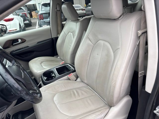 Used 2019 Chrysler Pacifica Touring-L Plus w/ Tire & Wheel Group FWD image 28