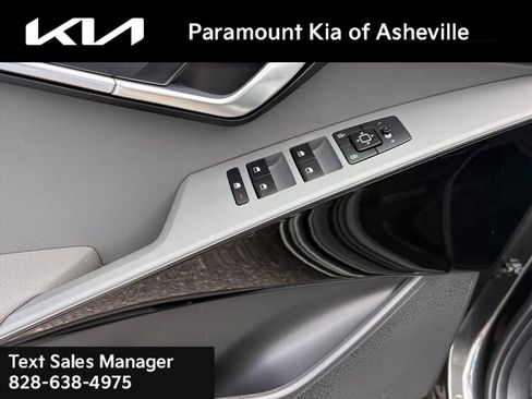 Certified 2025 Kia Niro EX image 25