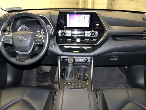 Used 2023 Toyota Highlander XLE AWD/4WD image 9