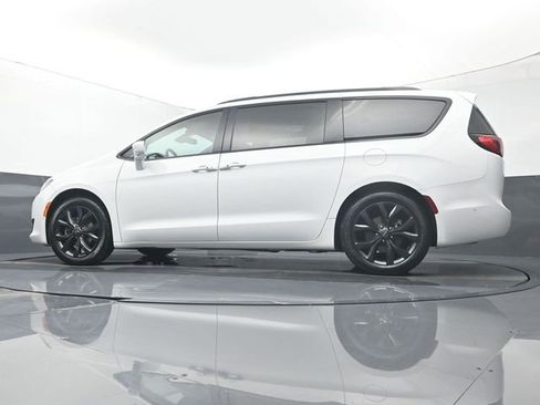 Used 2019 Chrysler Pacifica Touring-L w/ Advanced Safetytec Group image 9