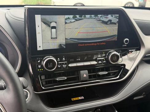 Used 2025 Toyota Highlander Limited AWD/4WD image 19