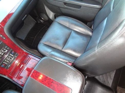 Used 2011 Cadillac Escalade Premium image 22