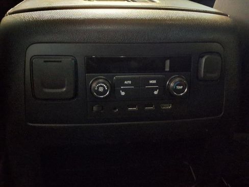 Used 2018 Chevrolet Suburban Premier image 19