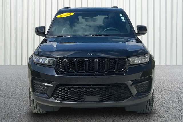 Used 2024 Jeep Grand Cherokee Altitude AWD/4WD image 3