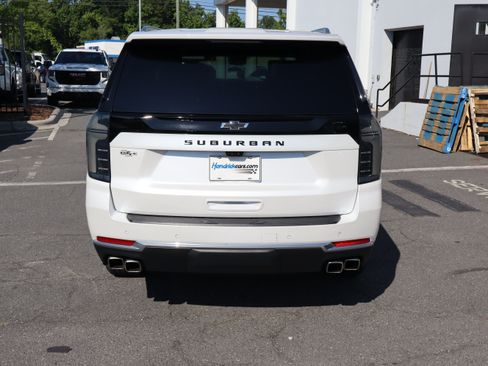 Used 2025 Chevrolet Suburban High Country AWD/4WD image 9