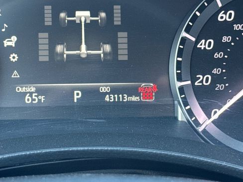 Used 2024 Toyota Highlander LE AWD/4WD image 29
