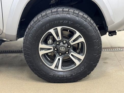 Used 2018 Toyota Tacoma TRD Sport AWD/4WD image 4