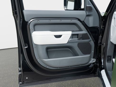 New 2025 Land Rover Defender 110 X-Dynamic SE image 12