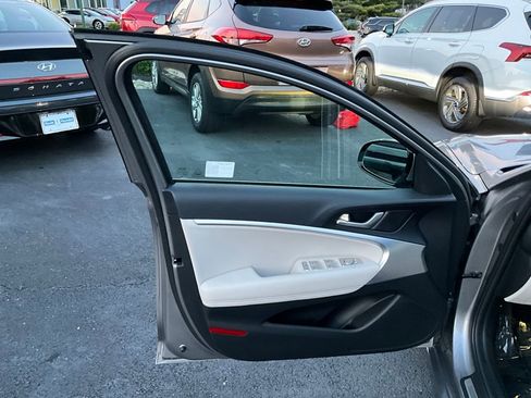 Used 2025 Genesis G70 2.5T image 40