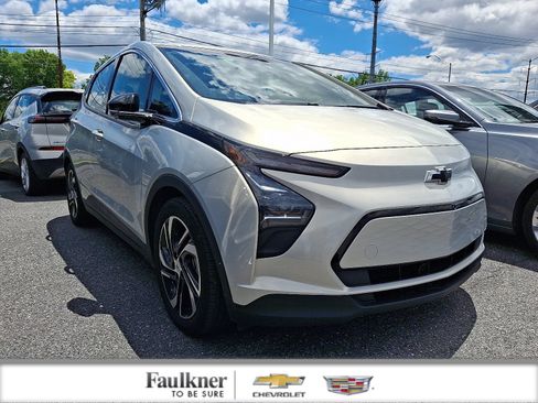 Used 2023 Chevrolet Bolt LT w/ Infotainment Package FWD image 1