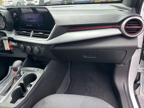 Used 2024 Chevrolet Trax RS w/ Sunroof Package image 19