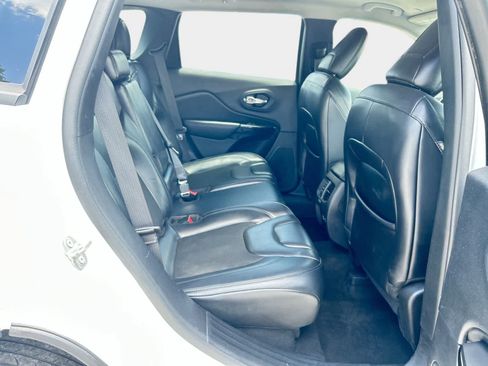 Used 2021 Jeep Cherokee Latitude Plus FWD image 13