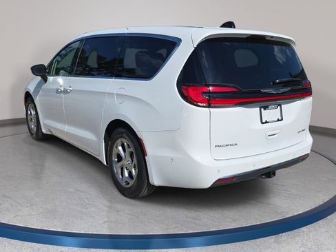 Used 2024 Chrysler Pacifica Limited w/ Trailer Tow Group FWD image 8