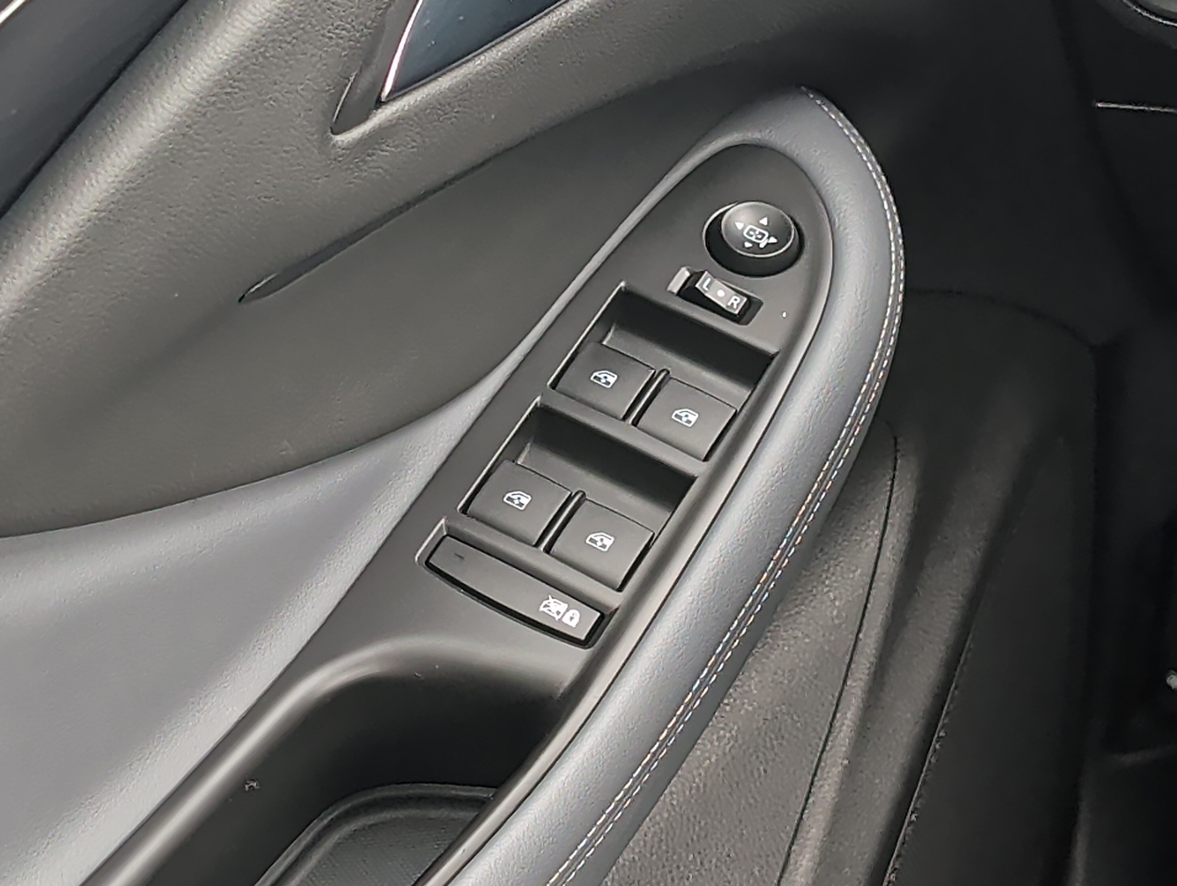 Used 2019 Buick Envision Essence FWD image 21