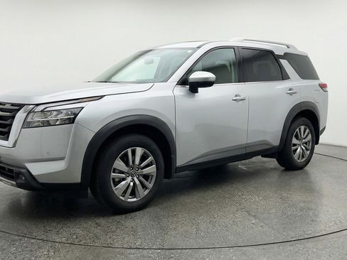 Used 2025 Nissan Pathfinder SV FWD image 3