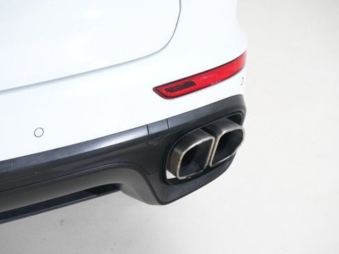 Used 2017 Porsche Cayenne Turbo image 28