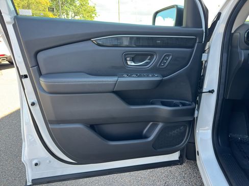 Used 2025 Honda Pilot Elite image 9