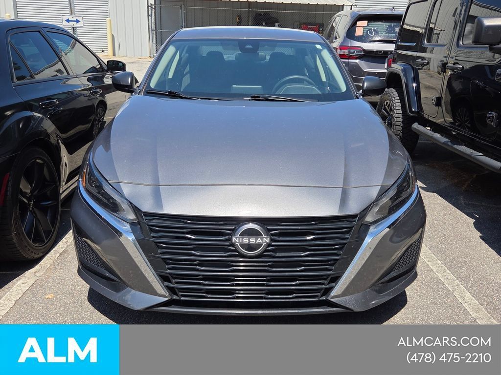 Used 2025 Nissan Altima 2.5 SV FWD image 2