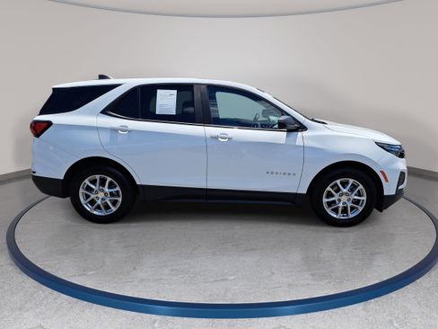 Used 2022 Chevrolet Equinox LS w/ LS Convenience Package FWD image 4