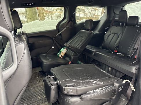 Used 2025 Chrysler Pacifica Select image 11