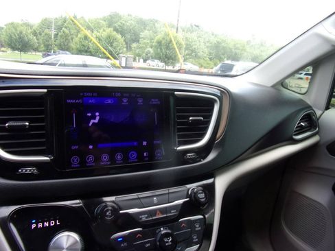 Used 2017 Chrysler Pacifica Touring FWD image 25