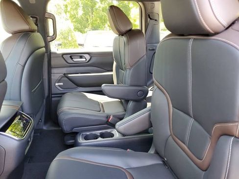 New 2025 Nissan Armada SL w/ Captain's Chari Seat Package AWD/4WD image 26