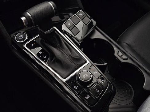 Used 2025 Kia Sportage EX image 16