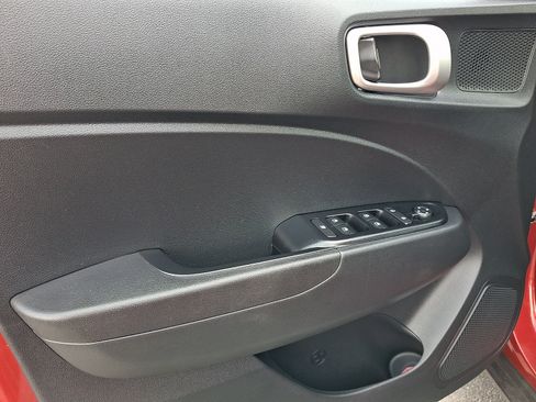 Used 2023 Hyundai Venue SEL FWD image 12