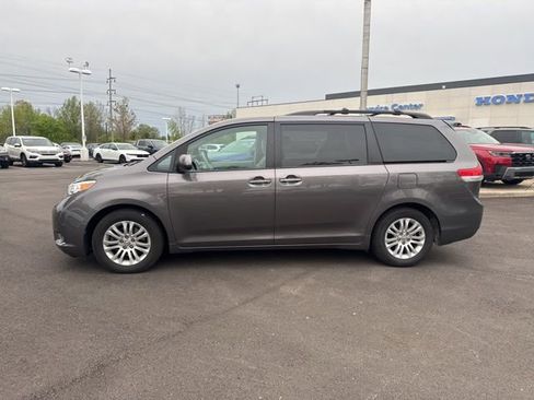 Used 2012 Toyota Sienna XLE FWD image 22