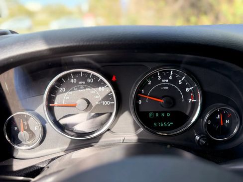 Used 2017 Jeep Wrangler Unlimited Sahara w/ Connectivity Group image 31