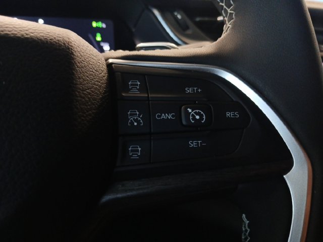 Used 2025 Jeep Grand Cherokee Limited 4xe AWD/4WD image 8