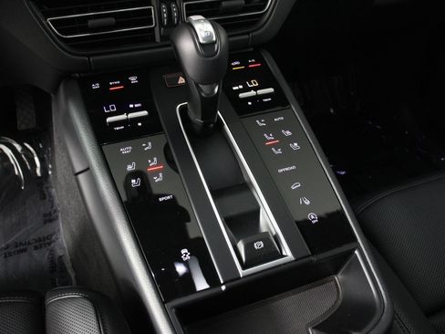 Certified 2026 Porsche Macan AWD/4WD image 18