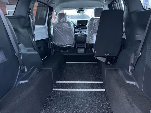 Used 2025 Toyota Sienna LE image 4