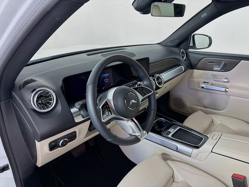 Used 2025 Mercedes-Benz GLB 250 4MATIC image 4