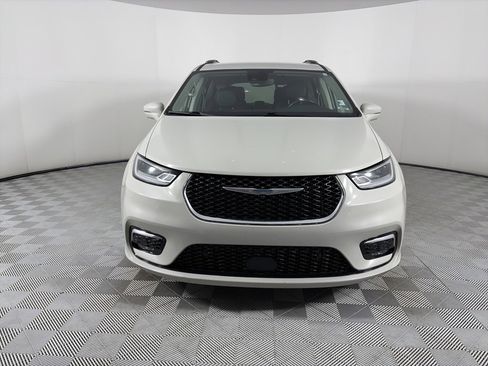 Used 2021 Chrysler Pacifica Touring-L image 2