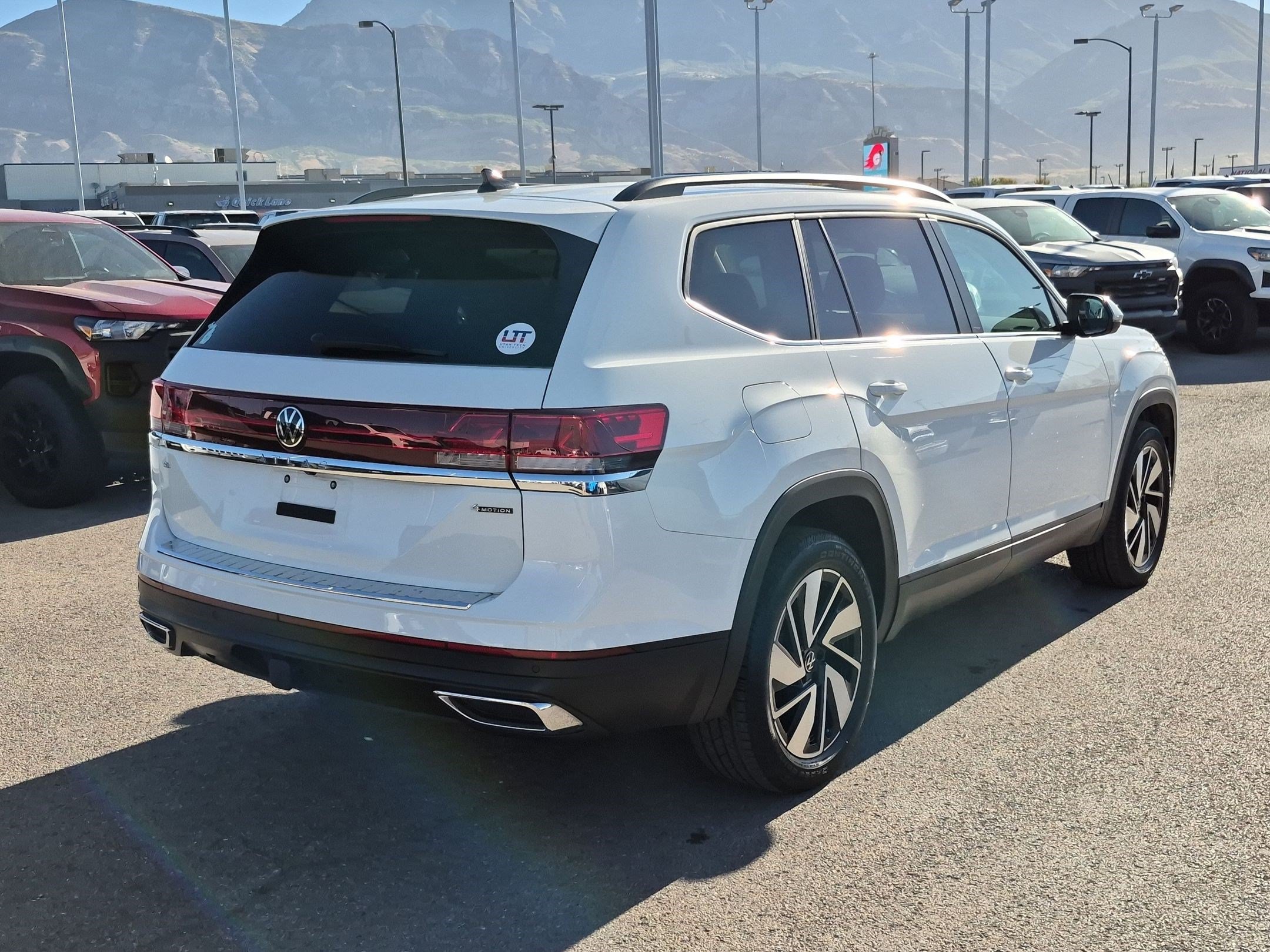 Used 2024 Volkswagen Atlas SE AWD/4WD image 3