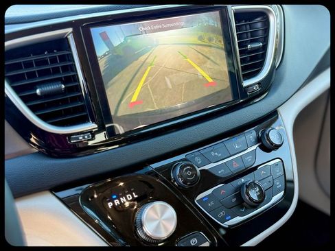 Used 2024 Chrysler Pacifica Touring-L FWD image 38