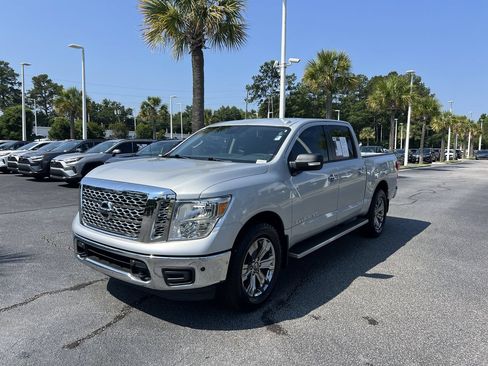 Used 2018 Nissan Titan SV w/ SV Convenience Package AWD/4WD image 5
