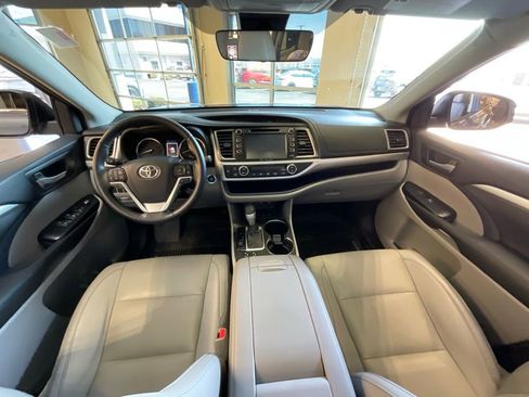 Used 2019 Toyota Highlander XLE image 9